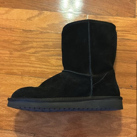 These are Women's Koolaburra by UGG classic short winter boots. - Picture 3 of 3